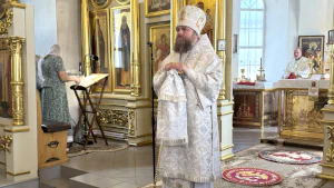 В Троицкую родительскую субботу епископ Спиридон совершил Литургию и панихиду в храме с. Иглино
