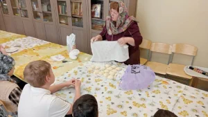 Воспитанники школы «Феникс» испекли «жаворонков»